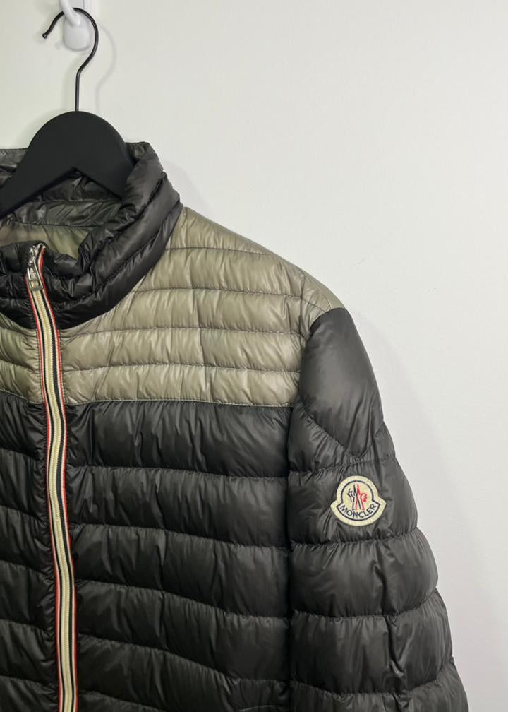 Jaqueta Puffer Moncler cinza / preto