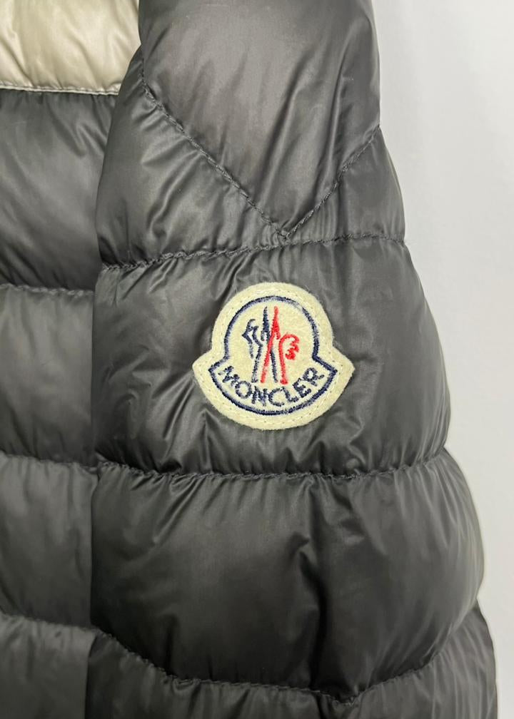 Jaqueta Puffer Moncler cinza / preto