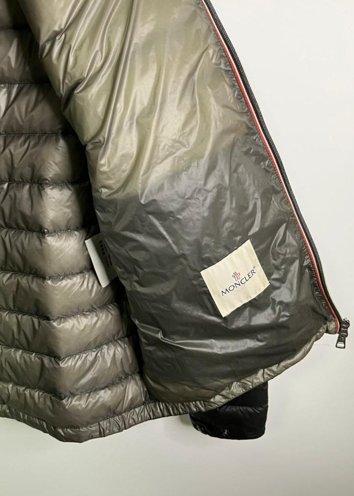 Jaqueta Puffer Moncler cinza / preto