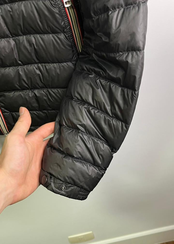 Jaqueta Puffer Moncler cinza / preto
