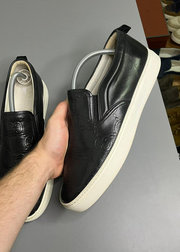 Tênis Slip On Gucci couro preto