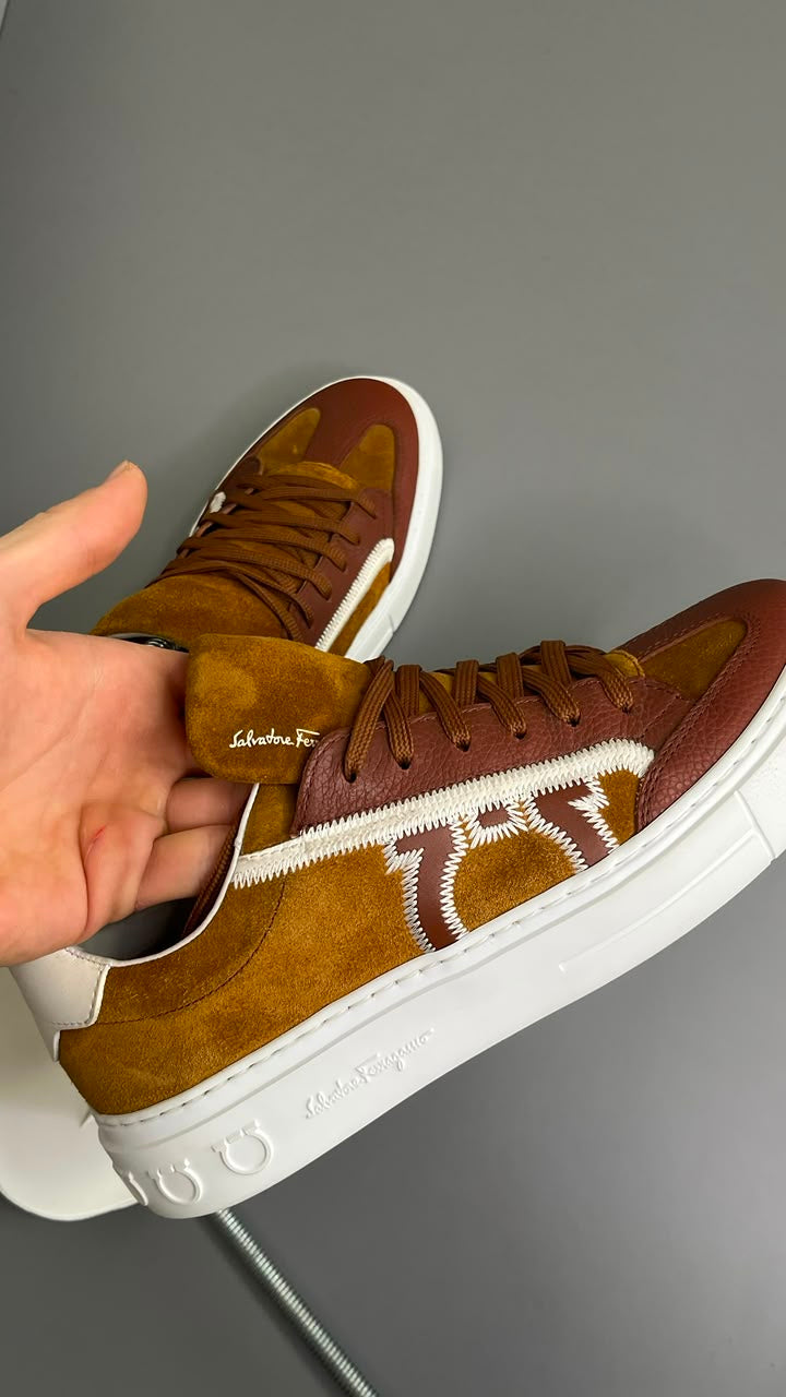 Ferragamo Gancini Low Top Camurça Marrom