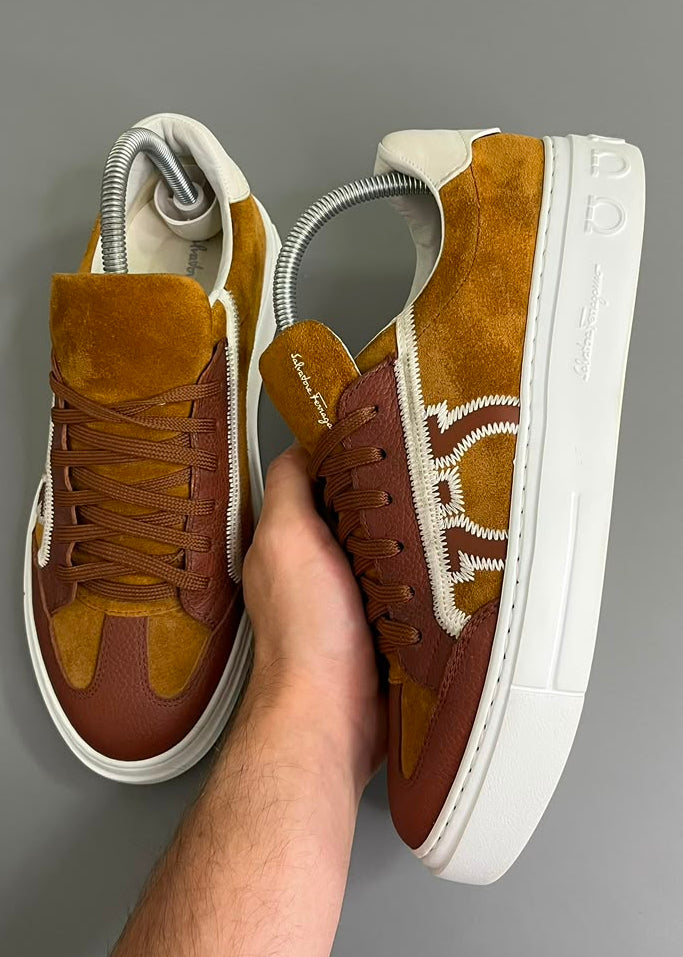 Ferragamo Gancini Low Top Camurça Marrom