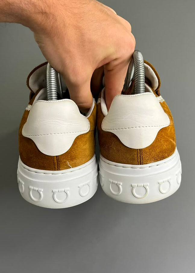 Ferragamo Gancini Low Top Camurça Marrom