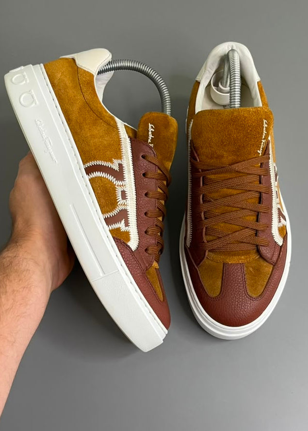 Ferragamo Gancini Low Top Camurça Marrom