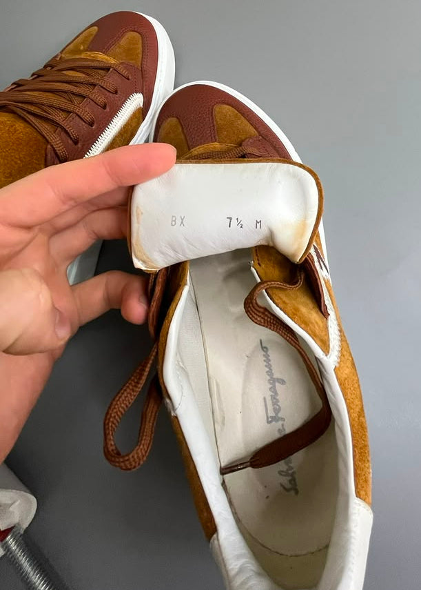 Ferragamo Gancini Low Top Camurça Marrom