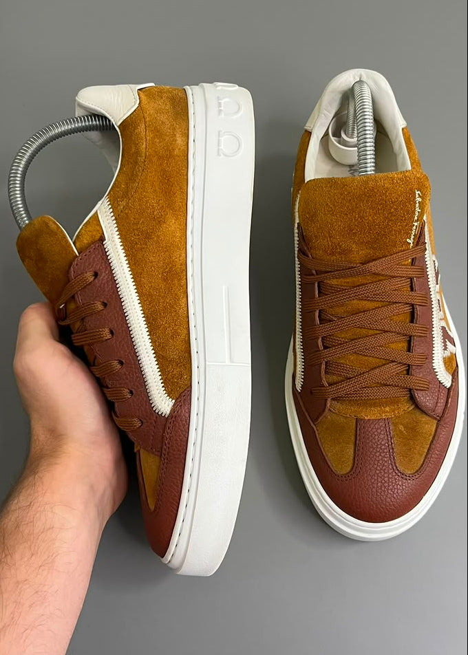 Ferragamo Gancini Low Top Camurça Marrom